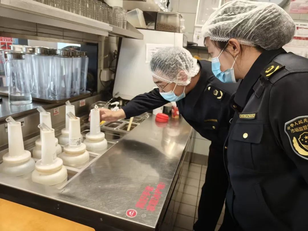 伊春市市场监管局：净网清厨 “味”爱守护
