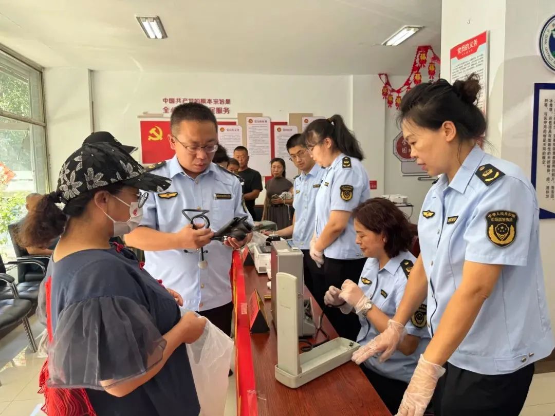 血压计“义诊”社区摆摊 民生计量服务零距离——鸡西市市场监管局免费检测守护居民健康“第一关”