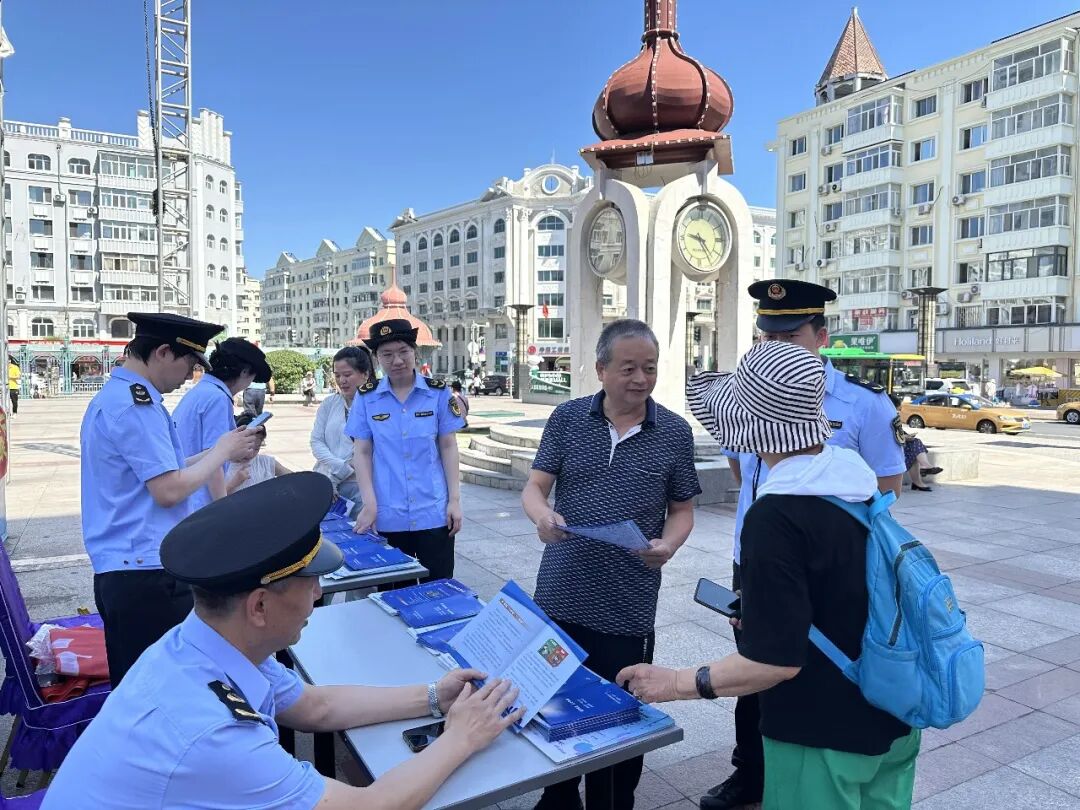 省市区联动在革新街广场组织开展规范直销打击传销宣传活动